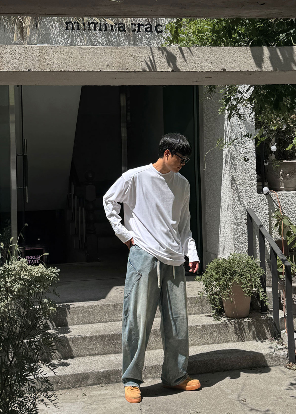 긴팔 티셔츠 모델 착용 이미지-S153L3