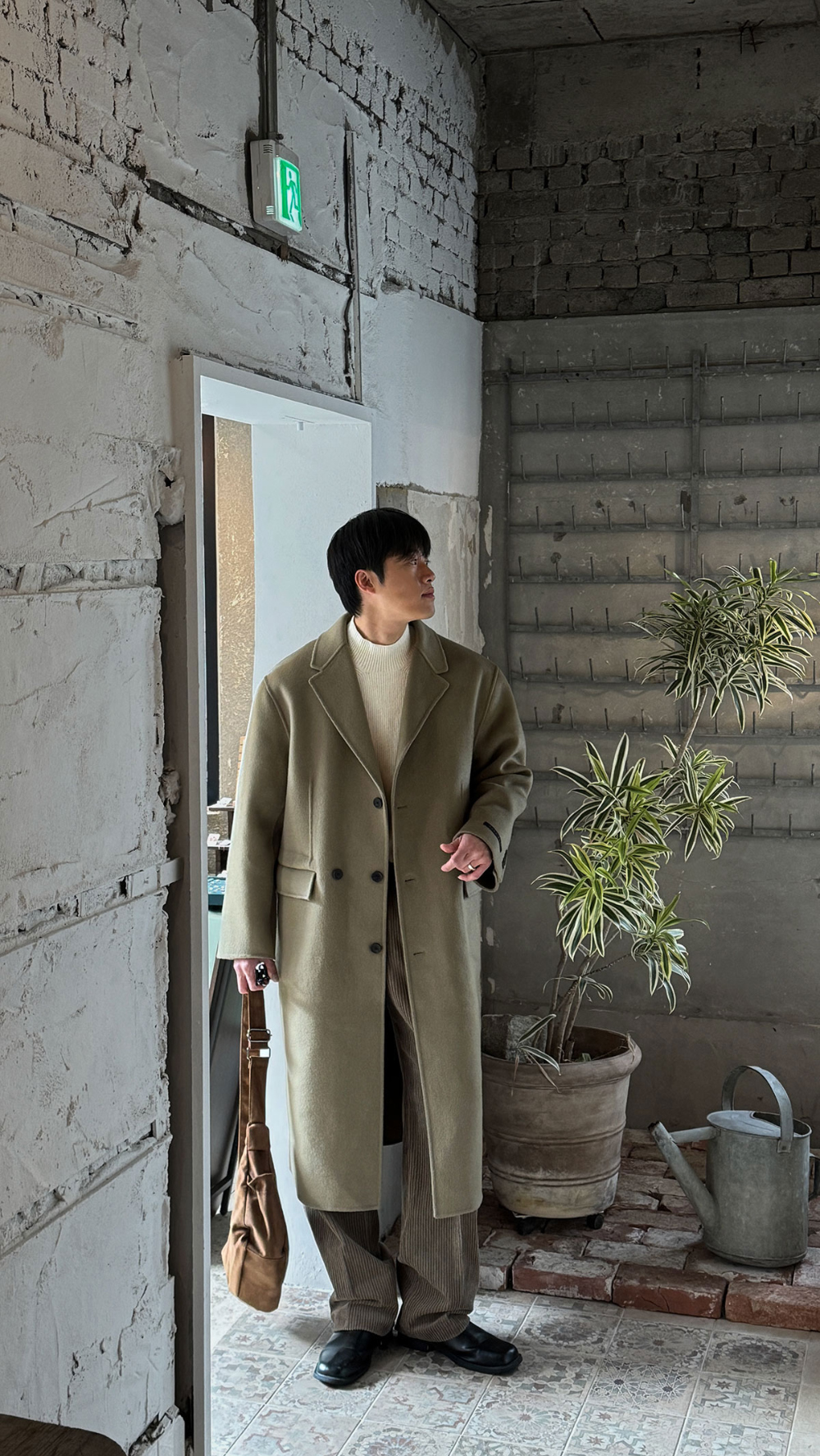 가방 모델 착용 이미지-S133L24