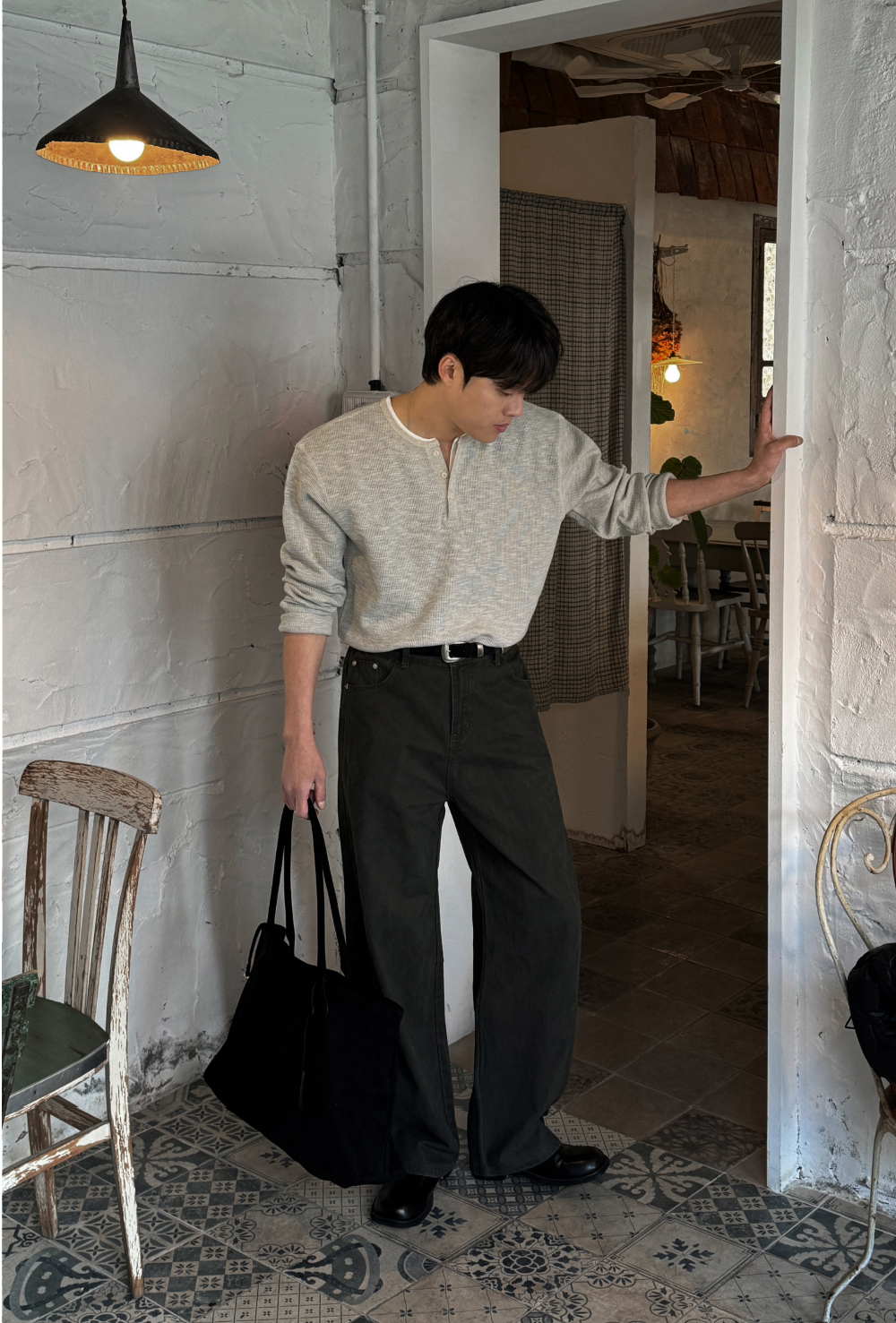 긴팔 티셔츠 모델 착용 이미지-S176L8