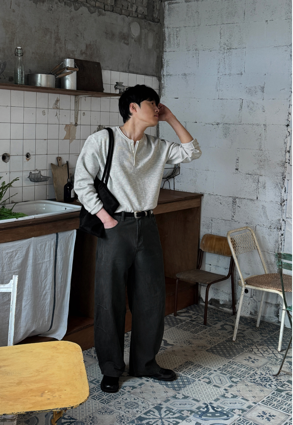 가방 모델 착용 이미지-S127L57
