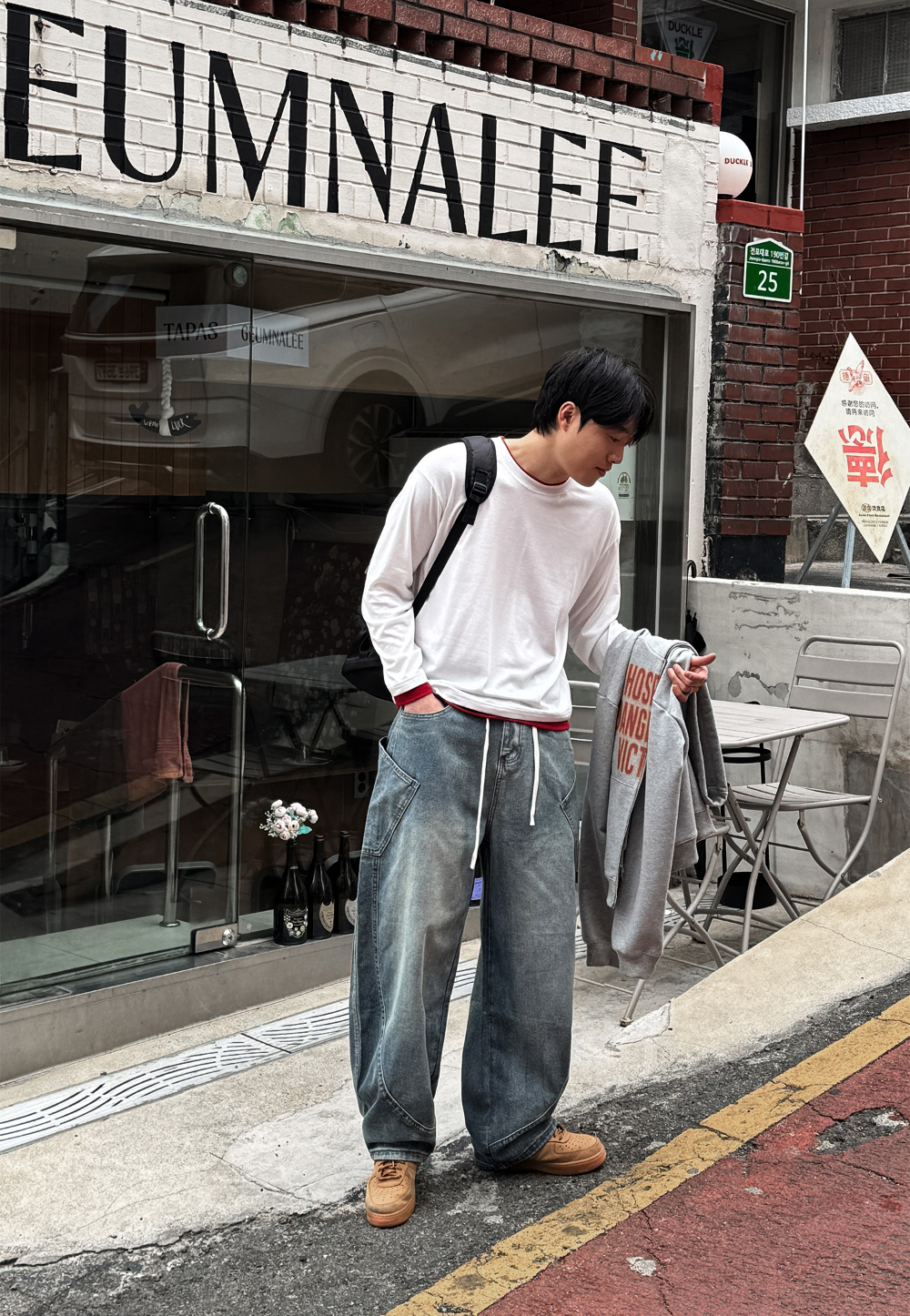 긴팔 티셔츠 모델 착용 이미지-S180L27