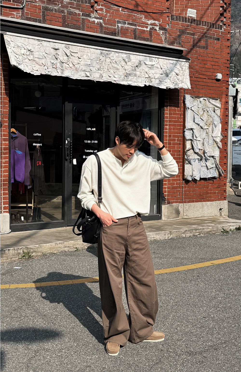 긴팔 티셔츠 모델 착용 이미지-S128L4