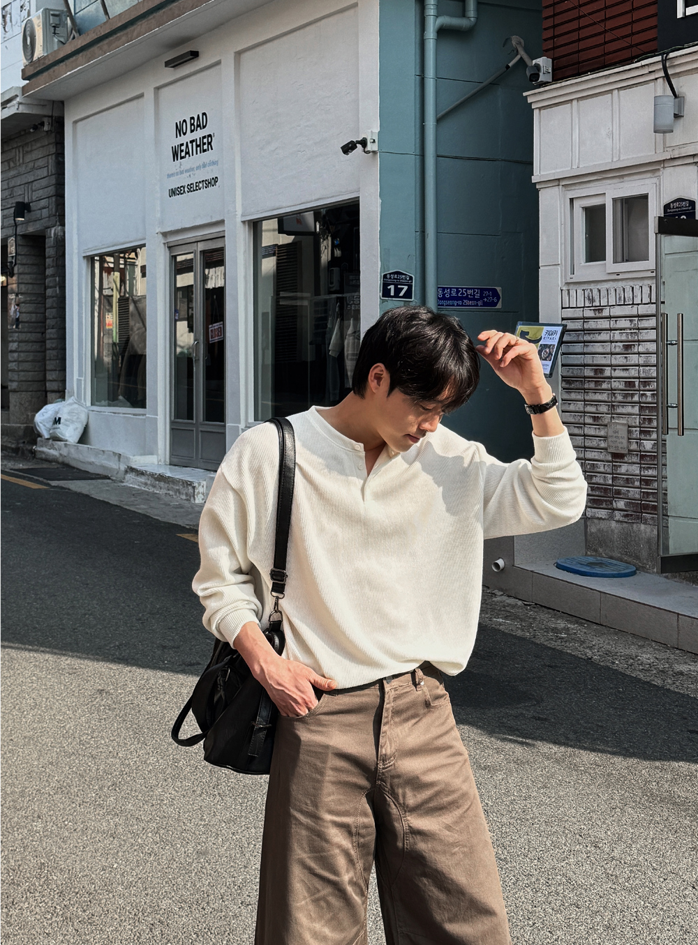 긴팔 티셔츠 모델 착용 이미지-S128L2