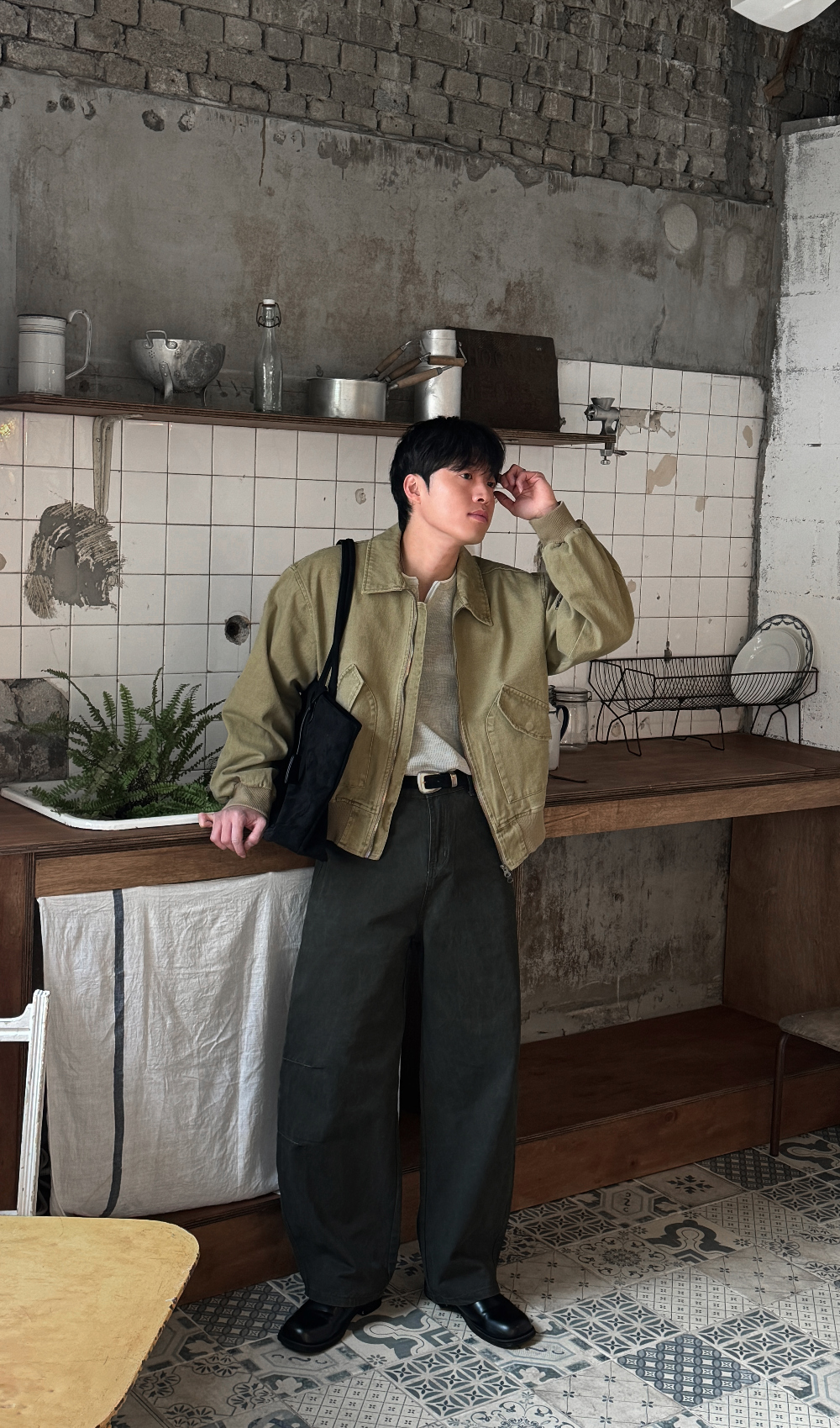 가방 모델 착용 이미지-S205L47
