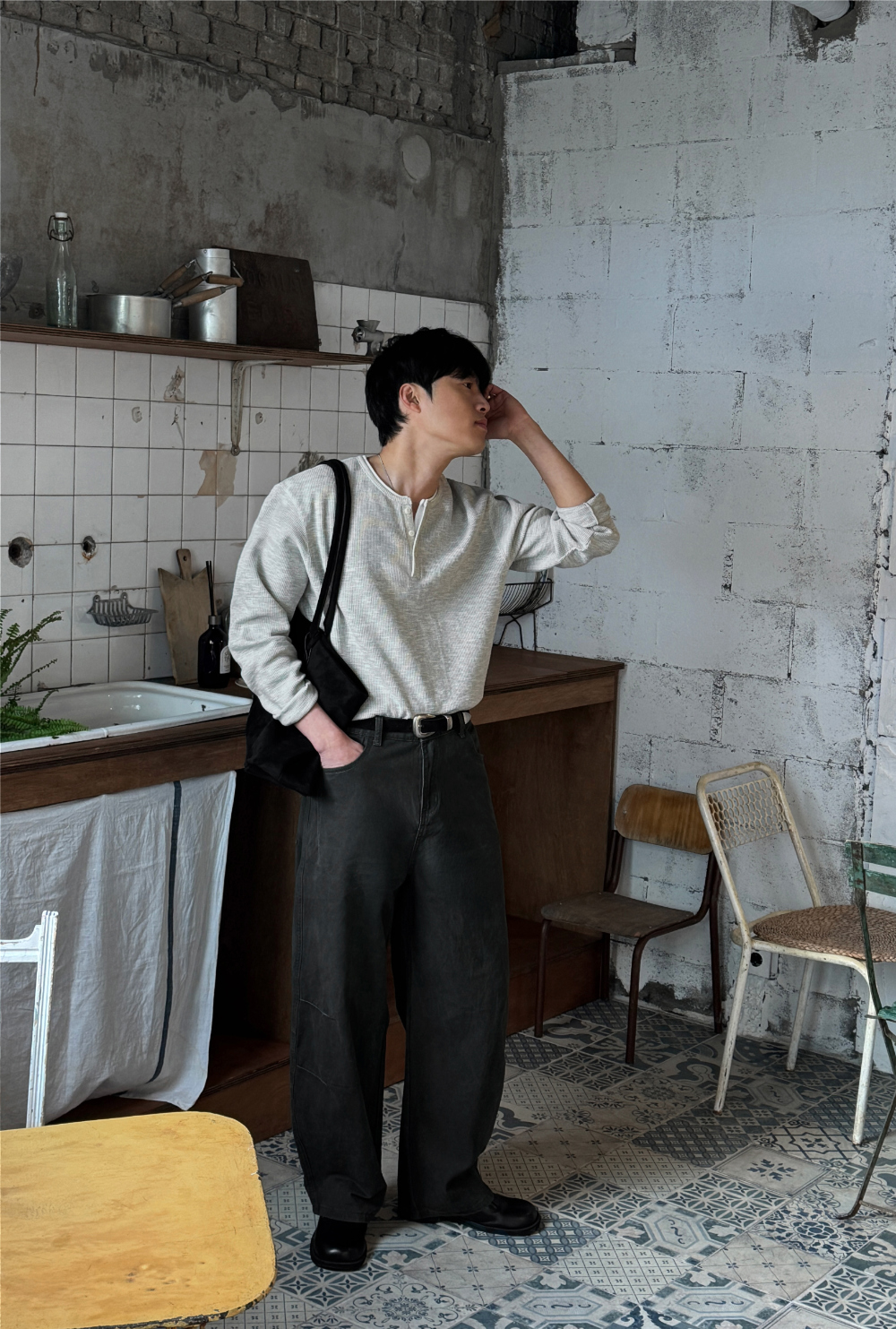 가방 모델 착용 이미지-S205L54