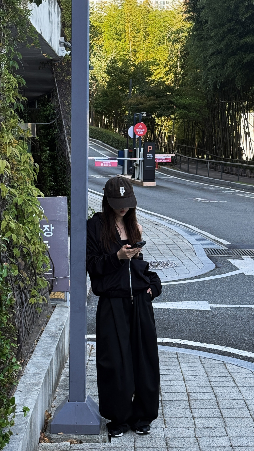 바지 모델 착용 이미지-S208L11