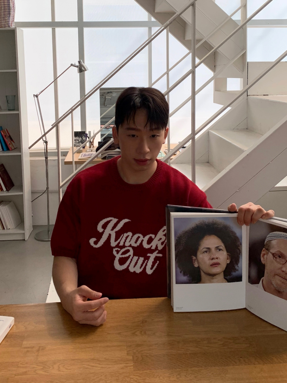 반팔 티셔츠 모델 착용 이미지-S1L54