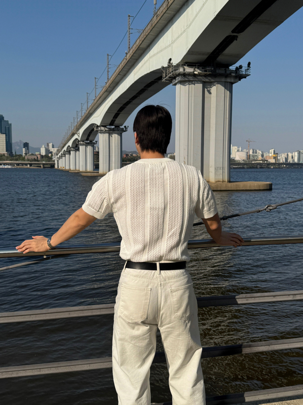 반팔 티셔츠 모델 착용 이미지-S1L13