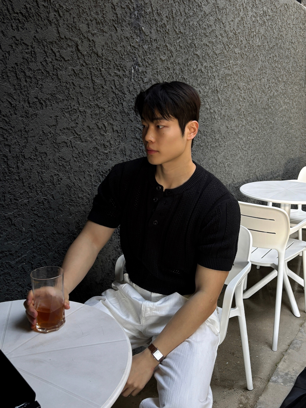 반팔 티셔츠 모델 착용 이미지-S1L40