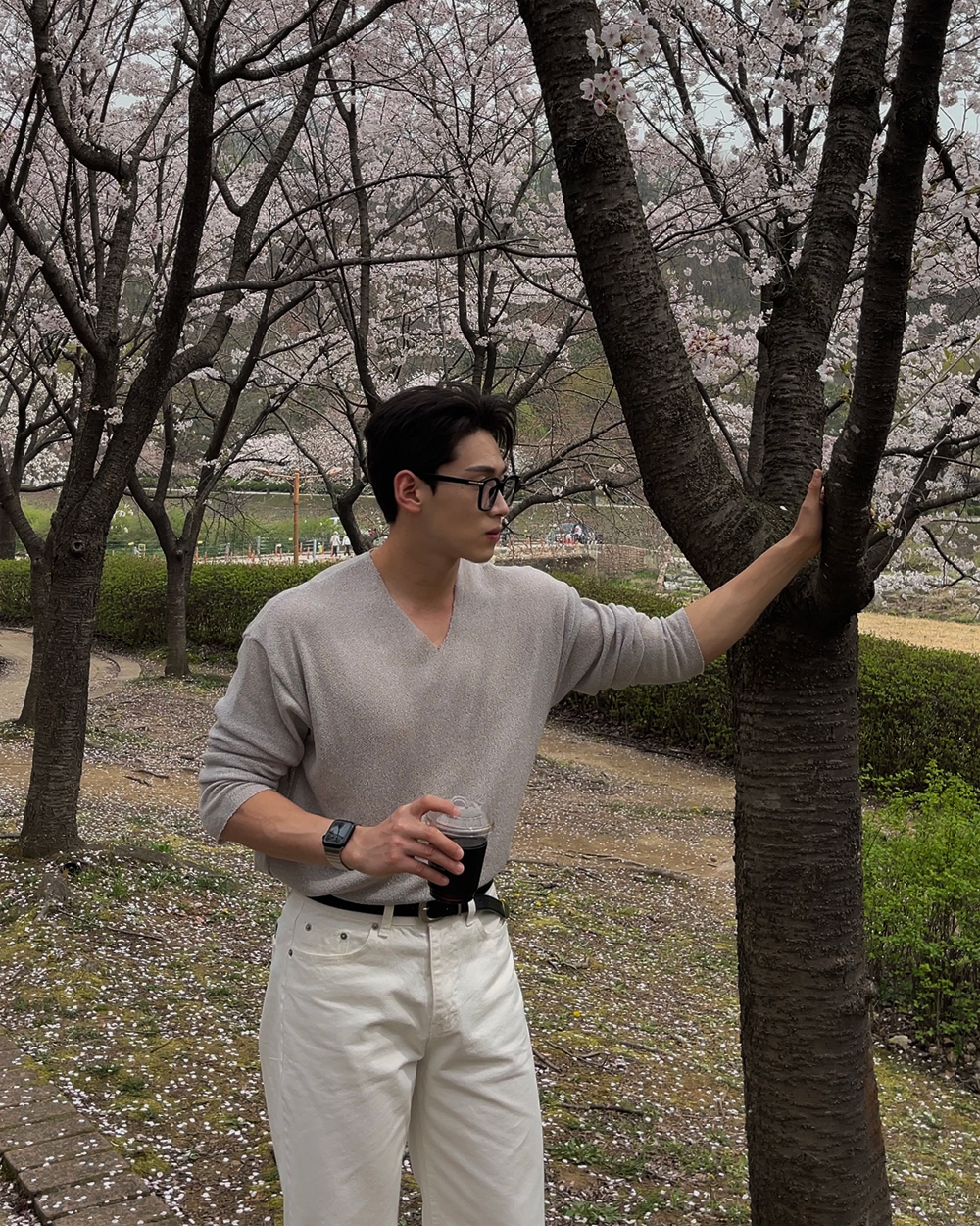 긴팔 티셔츠 모델 착용 이미지-S3L5