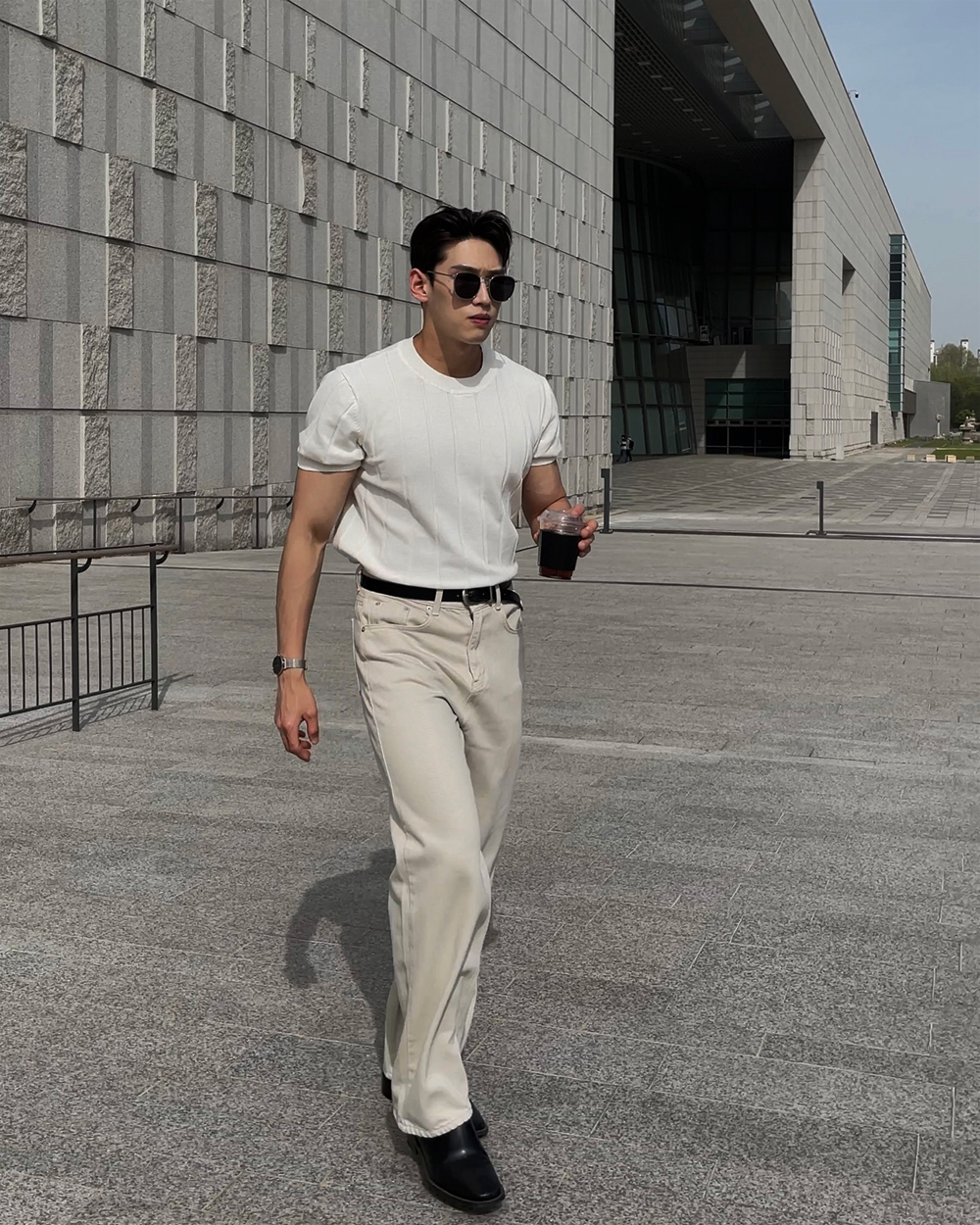 반팔 티셔츠 모델 착용 이미지-S1L44