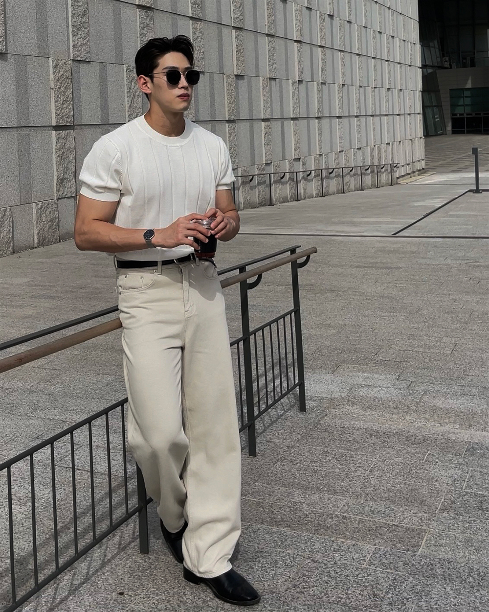 반팔 티셔츠 모델 착용 이미지-S3L1