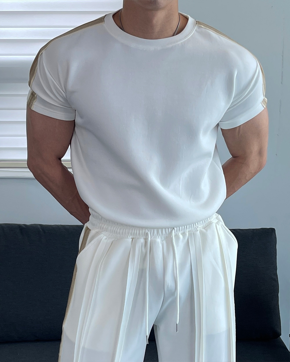 模特兒身穿短袖T卹圖片-S6L3