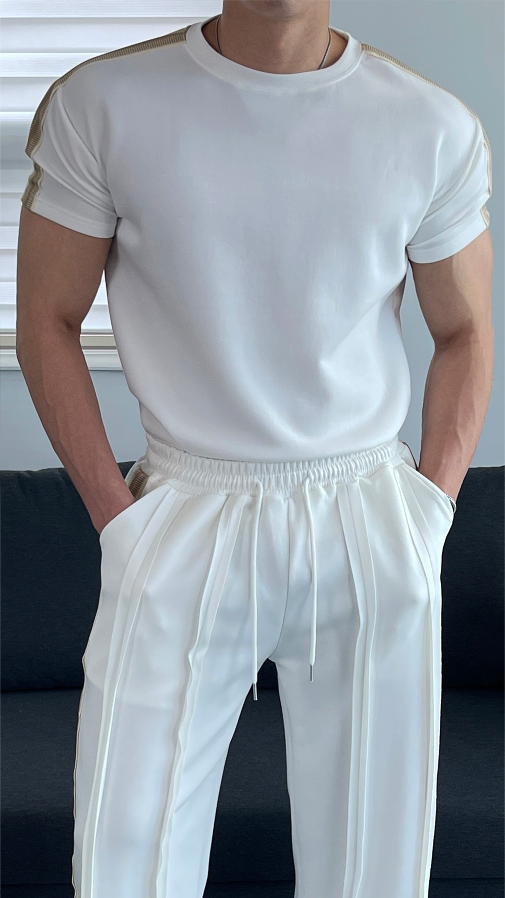 模特兒身穿短袖T卹圖片-S6L4