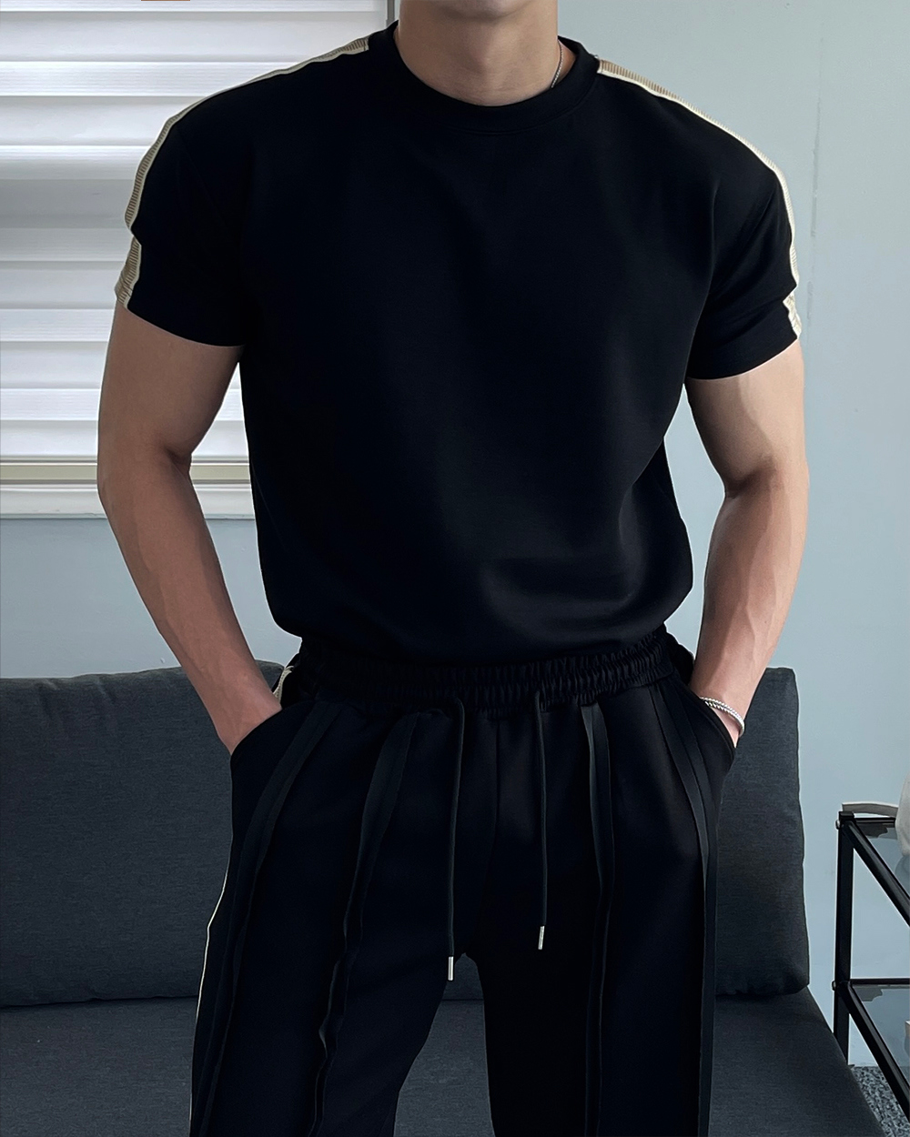 模特兒身穿短袖T卹圖片 - S6L12