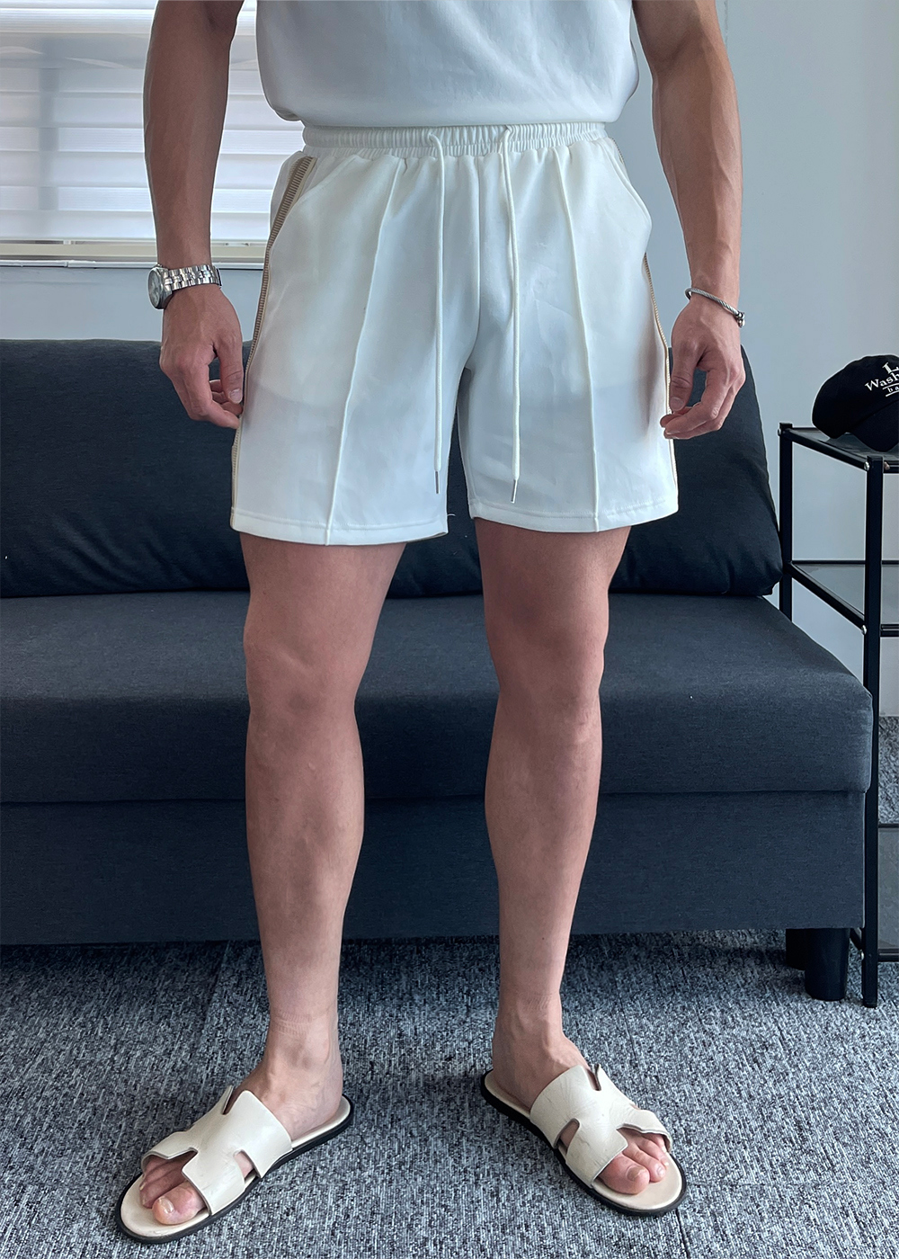 模特兒身穿短袖T卹圖片 - S1L20