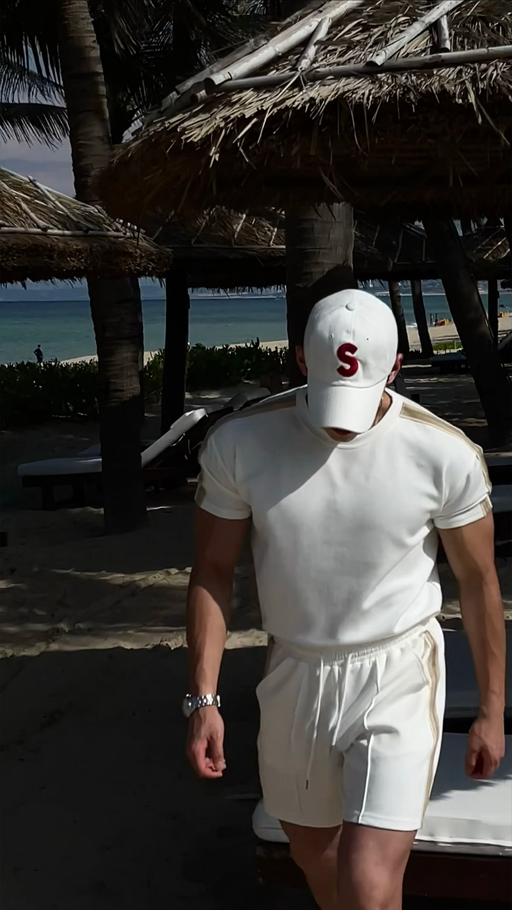 模特兒身穿短袖T卹圖片-S4L11