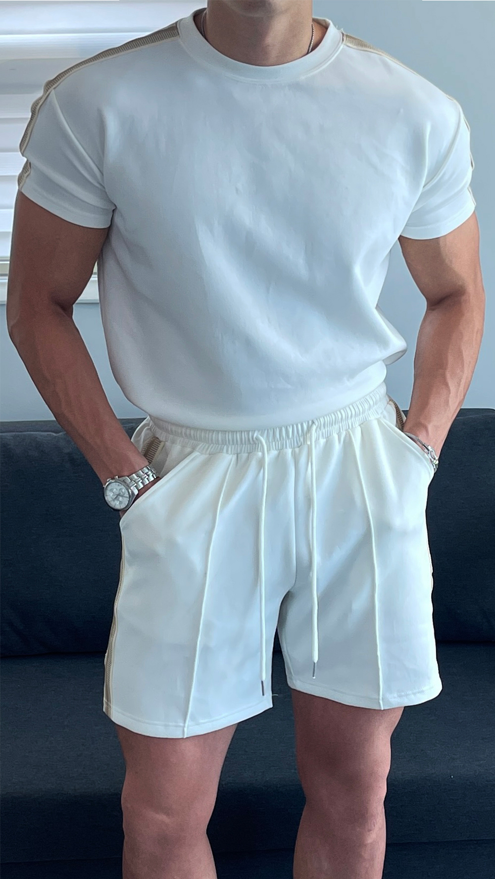 模特兒身穿短袖T卹 - S9L2