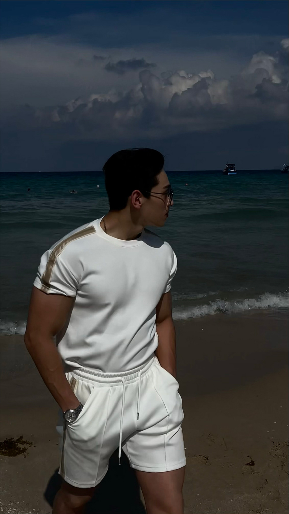 模特兒身穿短袖T卹圖片-S4L18