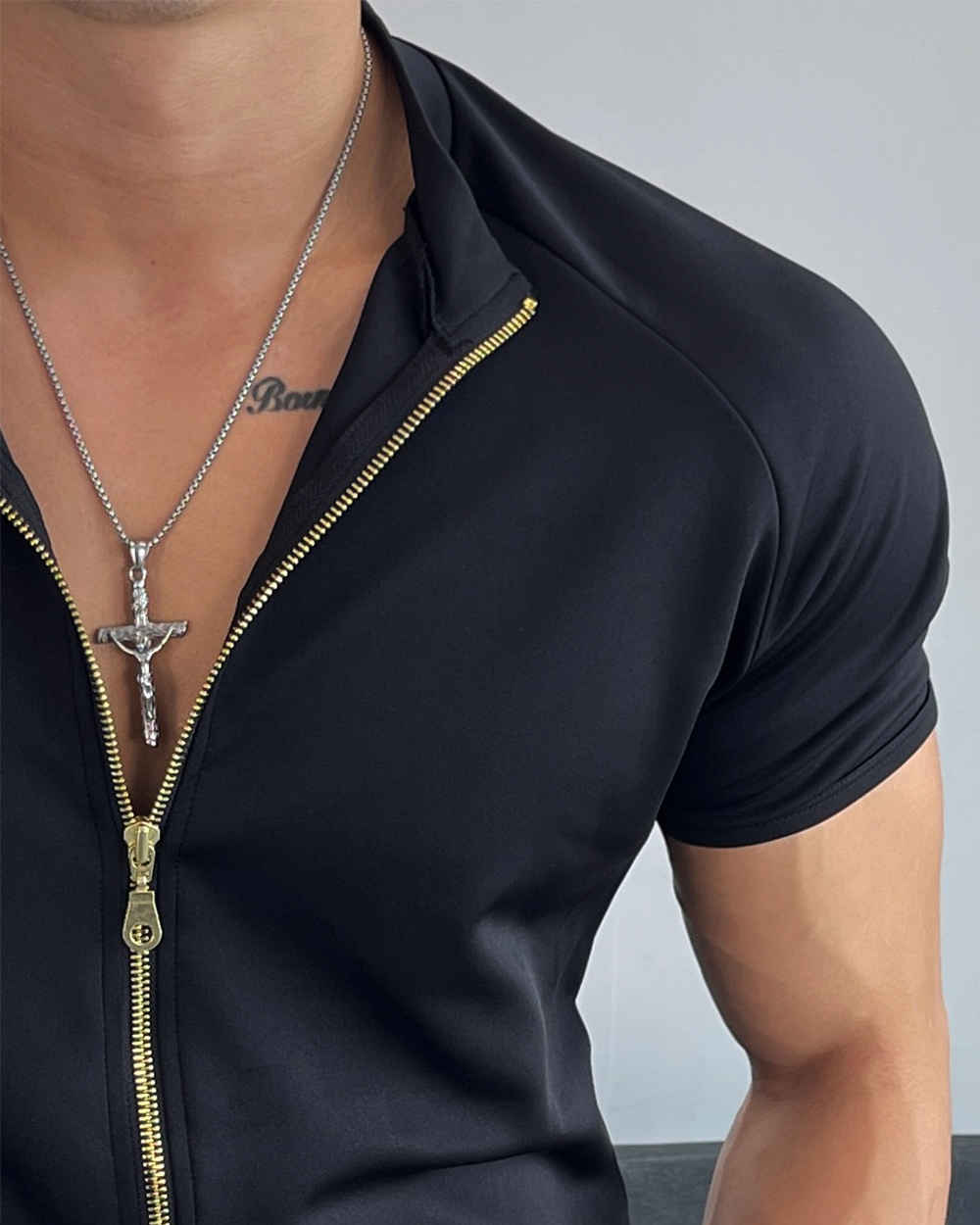 模特兒身穿短袖T卹 - S1L40