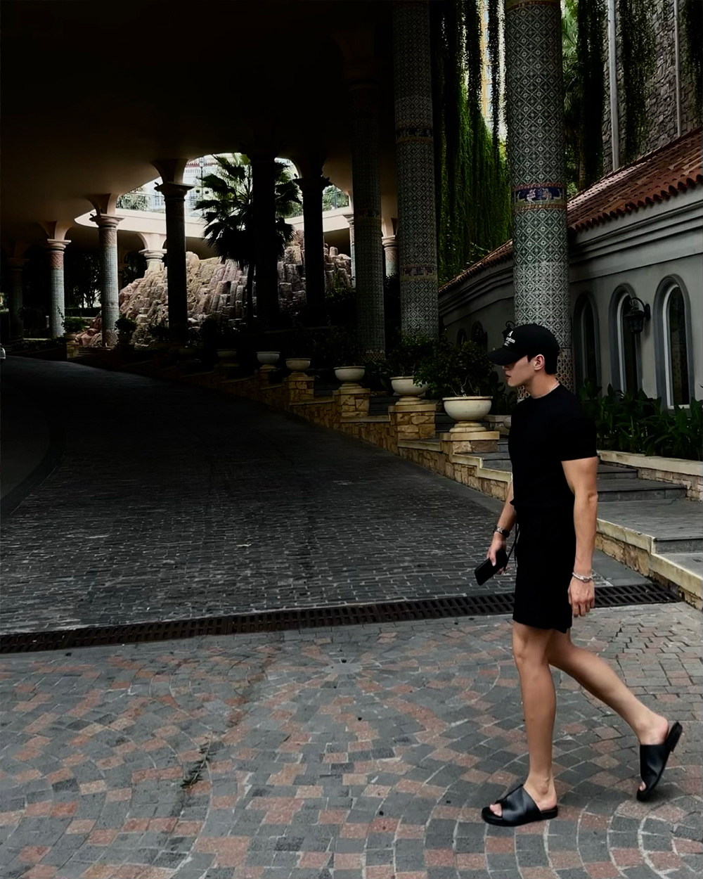 드레스 모델 착용 이미지-S2L3