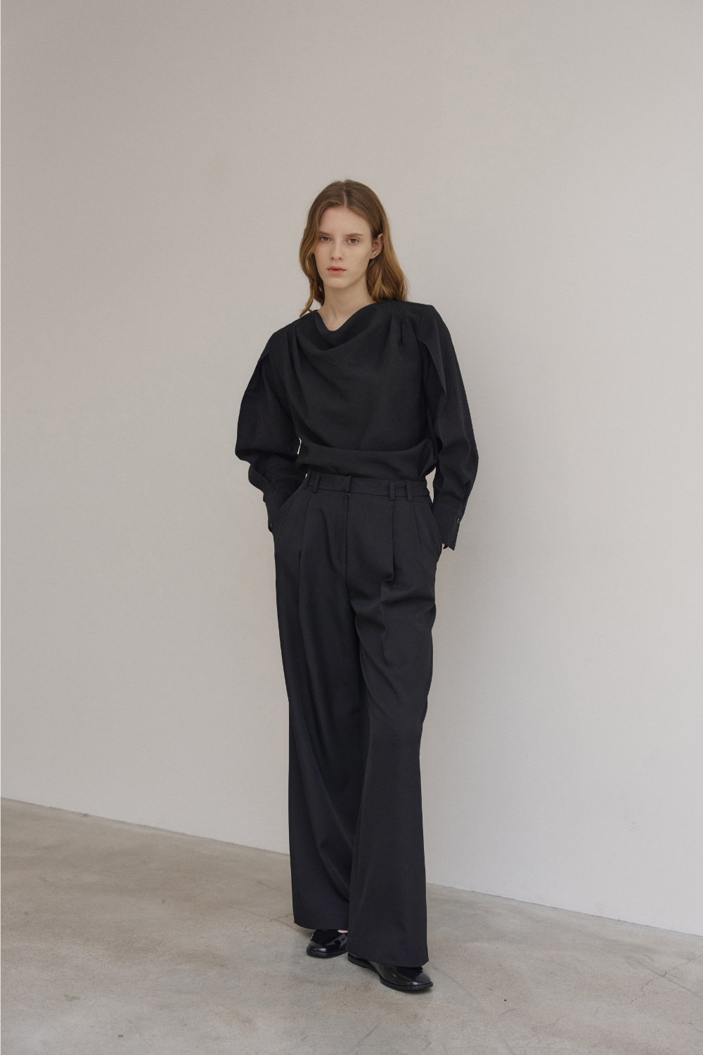 바지 모델 착용 이미지-S21L14