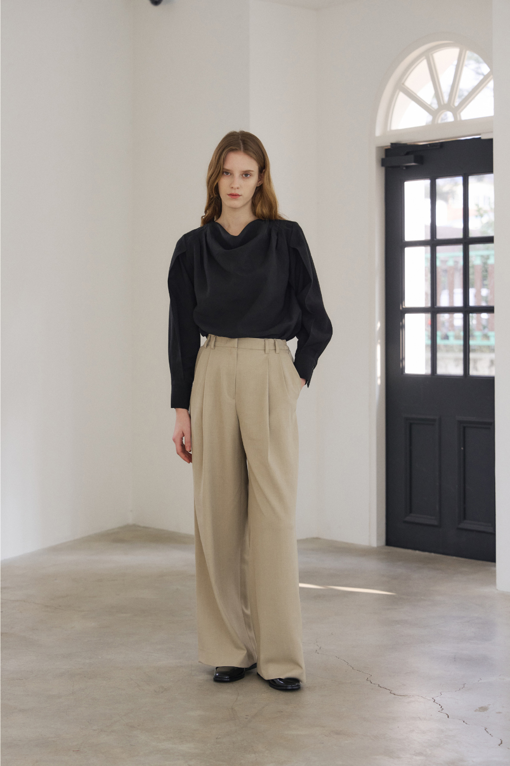 바지 모델 착용 이미지-S21L22