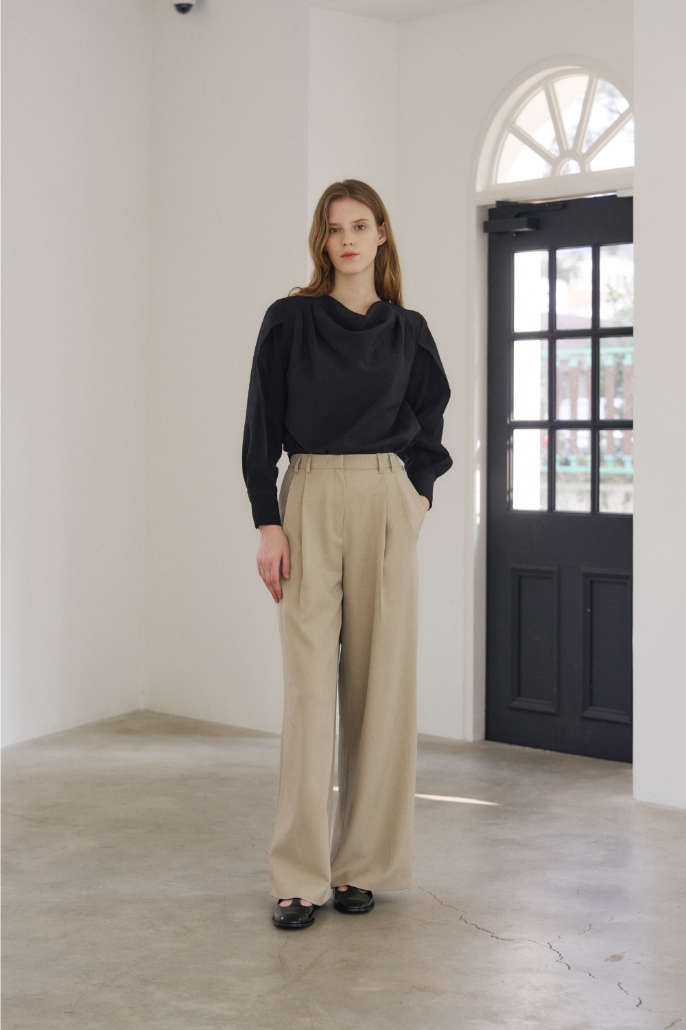 바지 모델 착용 이미지-S21L18