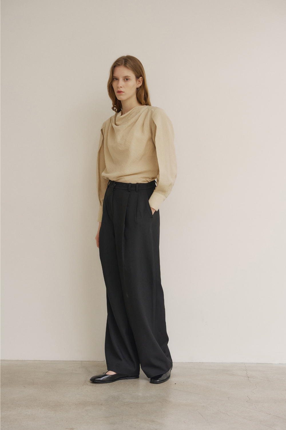 바지 모델 착용 이미지-S21L3