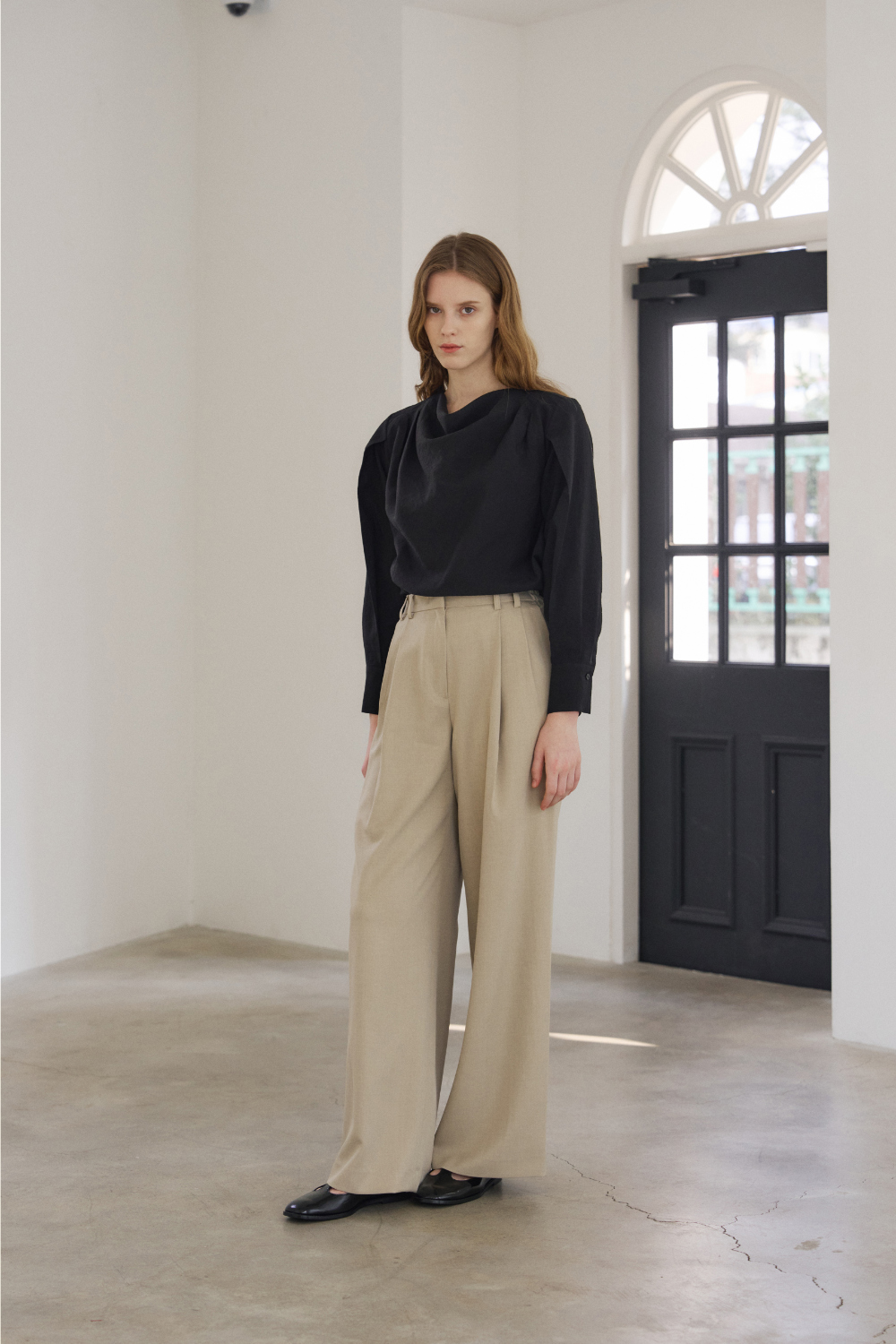 바지 모델 착용 이미지-S21L19