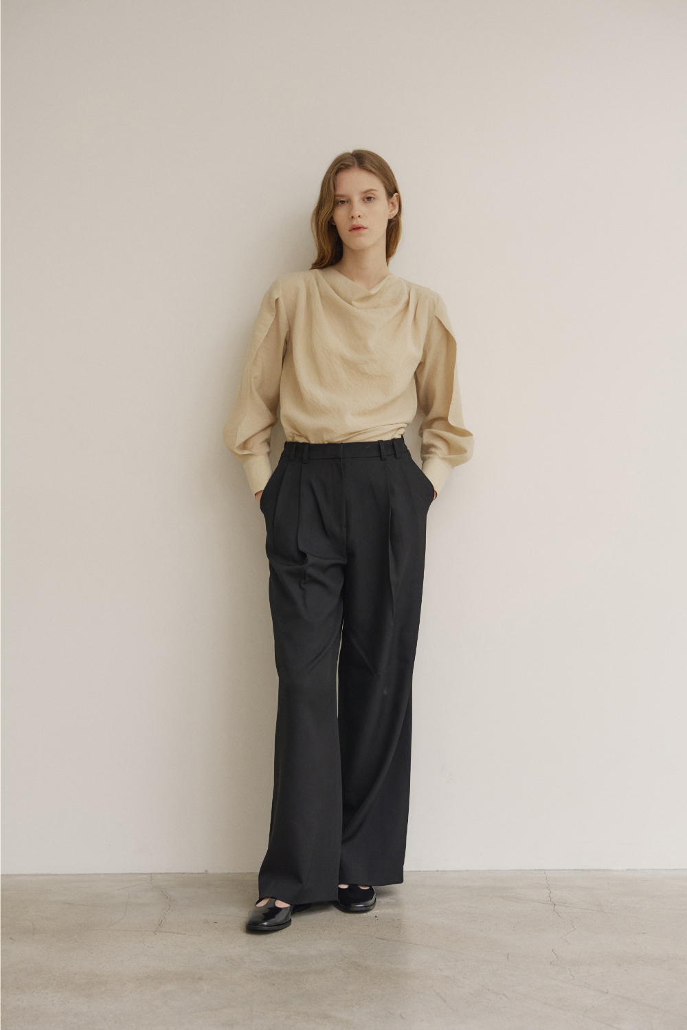 바지 모델 착용 이미지-S21L6