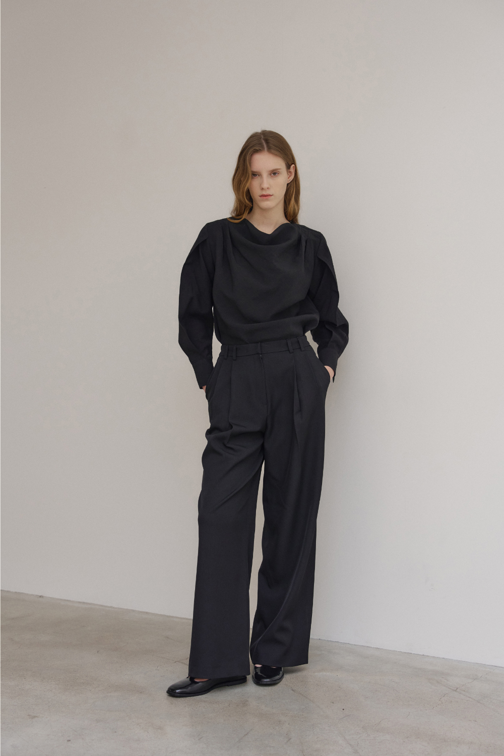 바지 모델 착용 이미지-S21L13