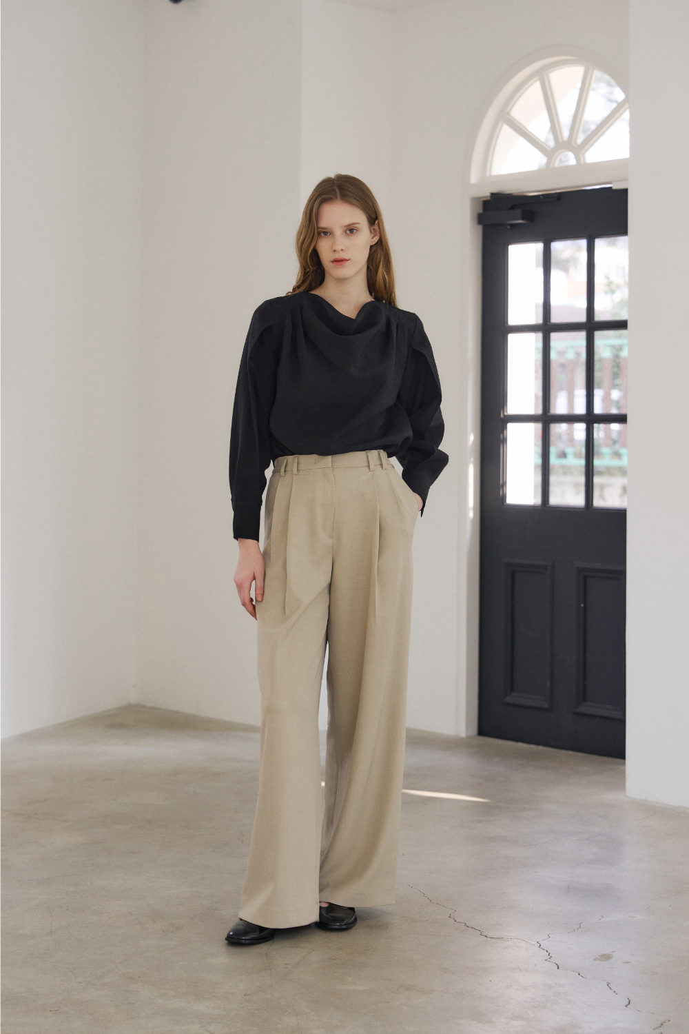 바지 모델 착용 이미지-S21L23