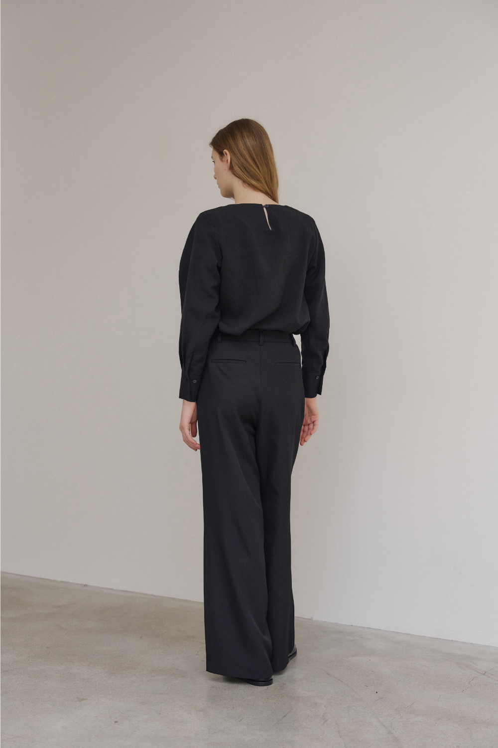 바지 모델 착용 이미지-S21L12