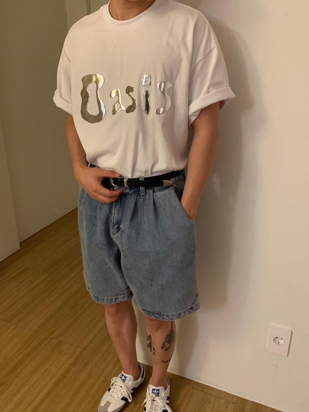 반팔 티셔츠 모델 착용 이미지-S1L18