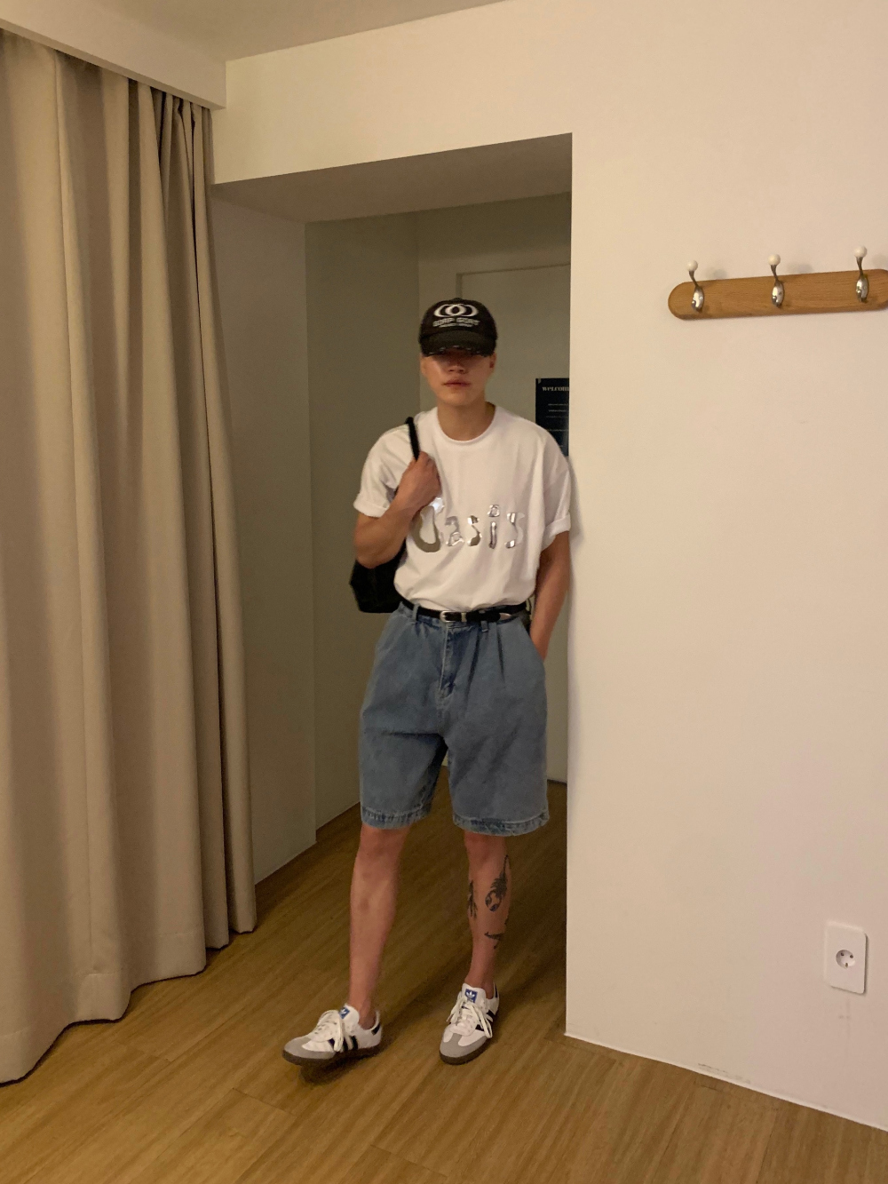 반팔 티셔츠 모델 착용 이미지-S1L11