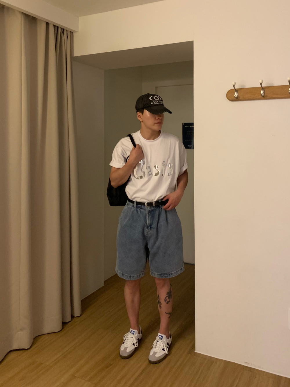 반팔 티셔츠 모델 착용 이미지-S2L1