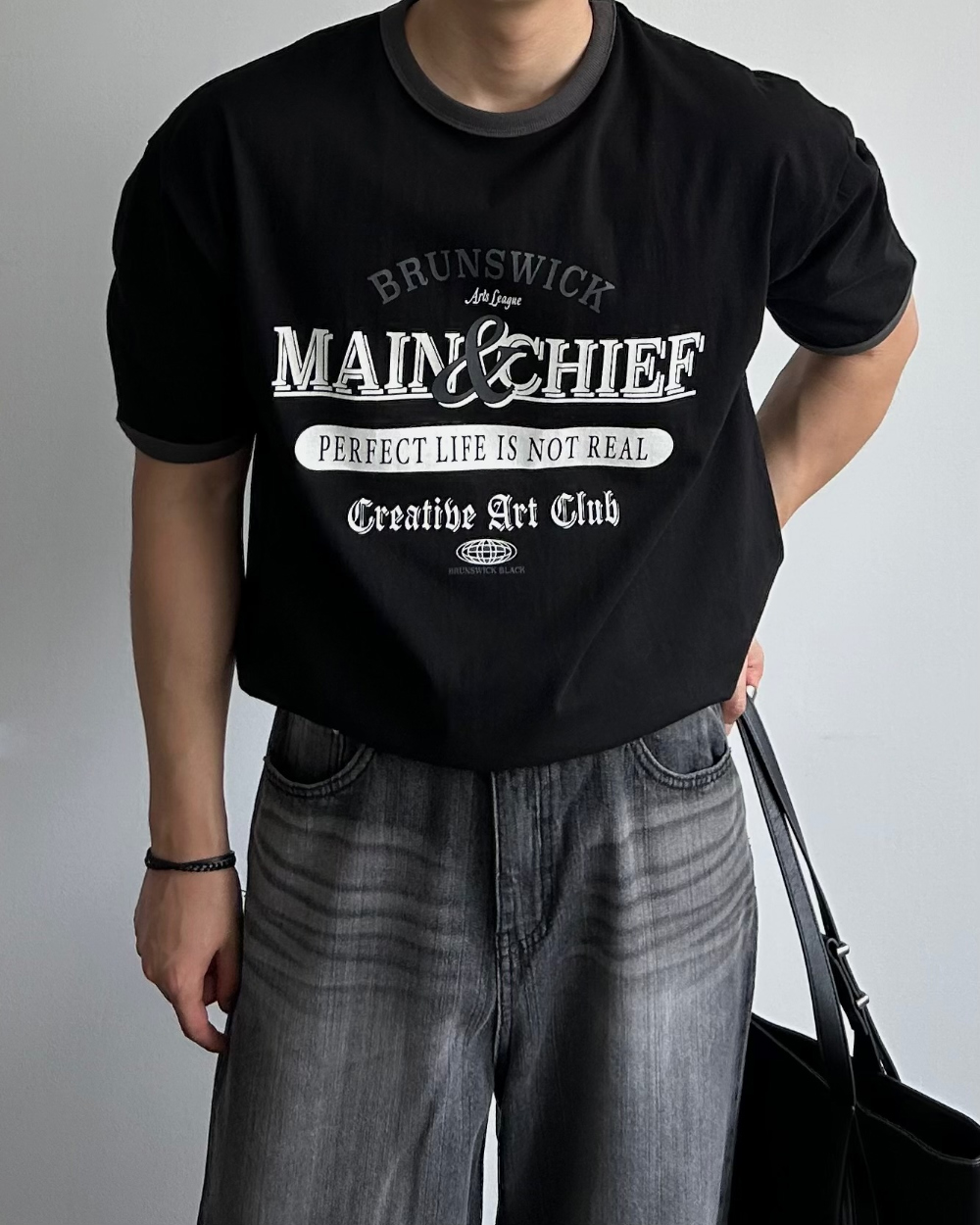 반팔 티셔츠 모델 착용 이미지-S1L17