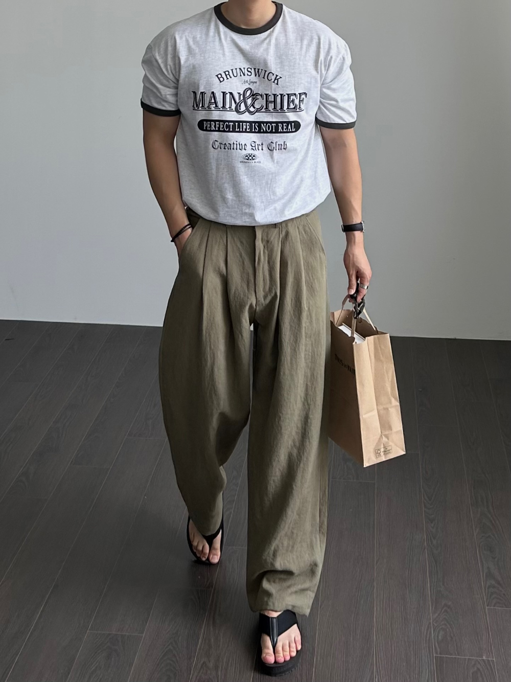 반팔 티셔츠 모델 착용 이미지-S1L33