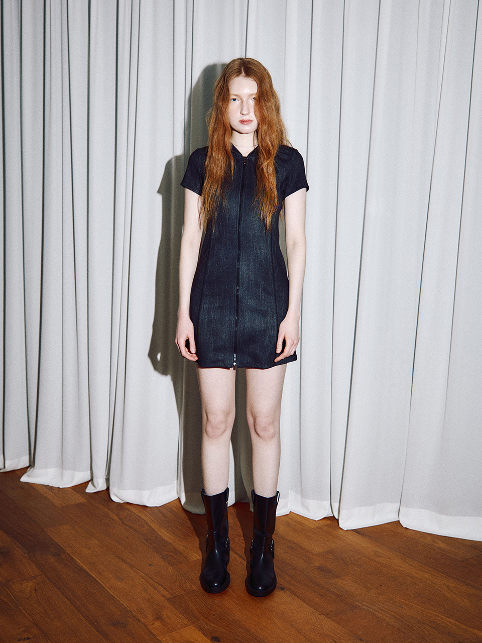 韓国注目ブランド★[SOMSOC] MEW SHIRRING HOODIE ZIP DRESS 韓国注目ブランド☆[SOMSOC] MEW SHIRRING HOODIE ZIP DRESS