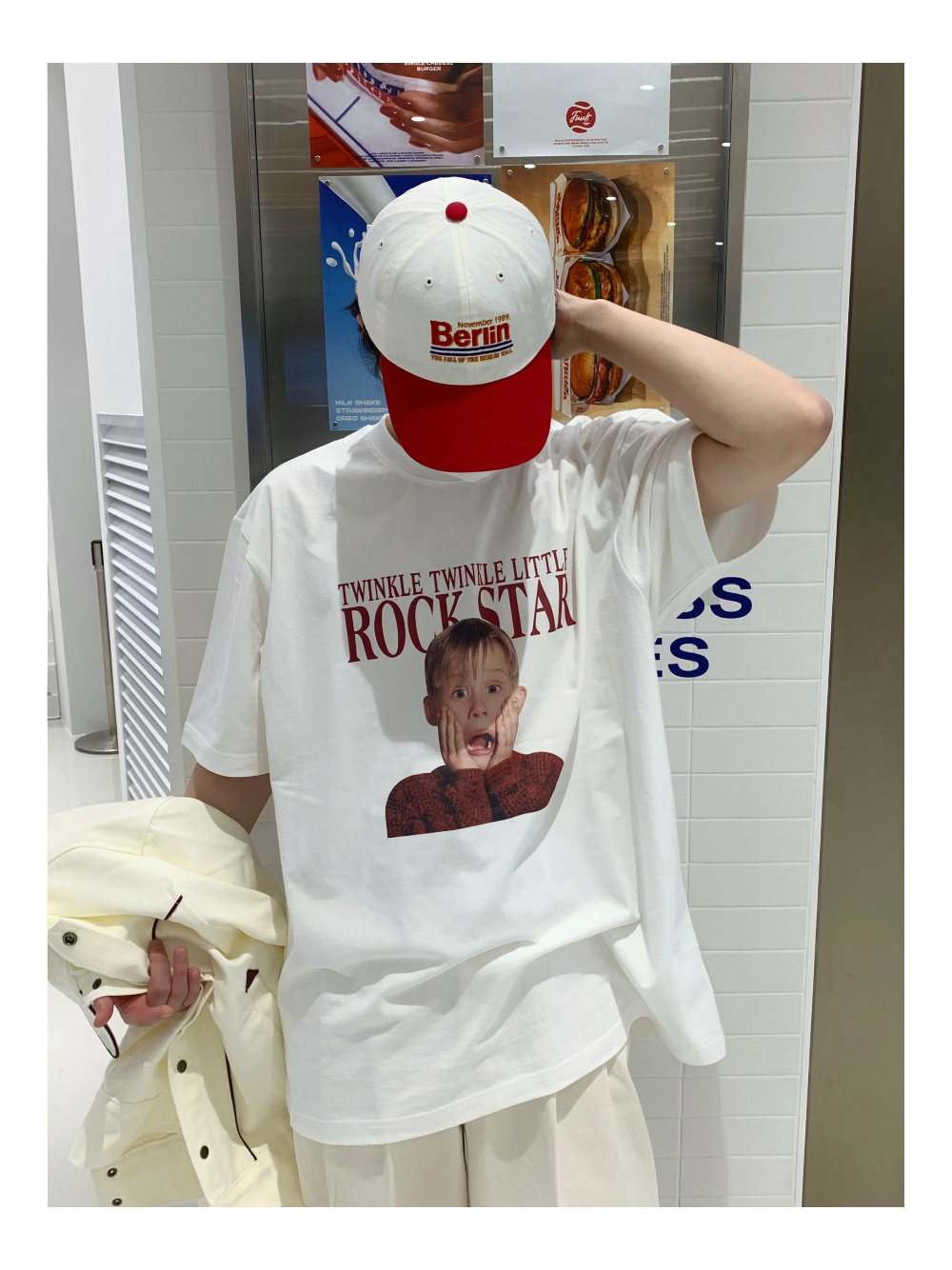 【K-pop アイドル着用】 ALONE Kevin White 半袖 Tシャツ K-pop アイドル着用】HOME ALONE Kevin White 半袖 Tシャツ