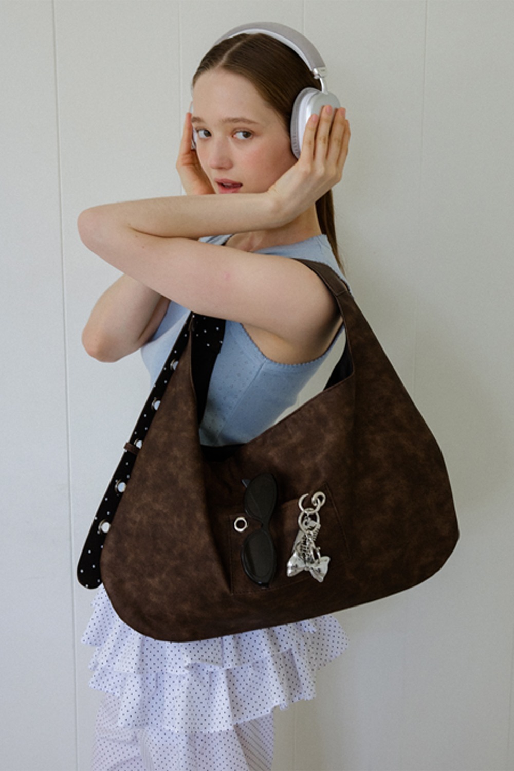 BUCKLE REVERSIBLE SHOULDER BAG_BROWN
