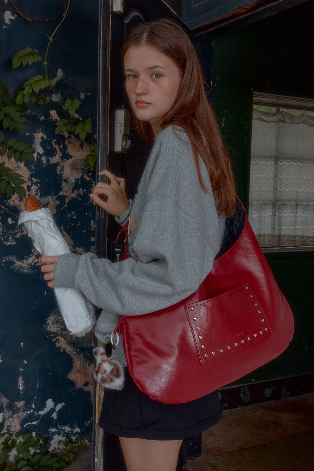 STUD BUCKLE REVERSIBLE SHOULDER BAG_RED