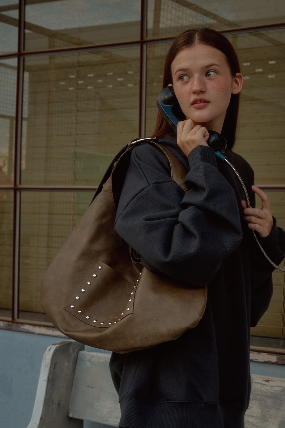 STUD BUCKLE REVERSIBLE SHOULDER BAG_MOKA