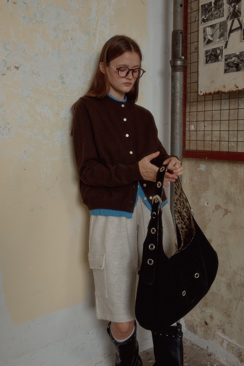 SUEDE BUCKLE REVERSIBLE SHOULDER BAG_BLACK