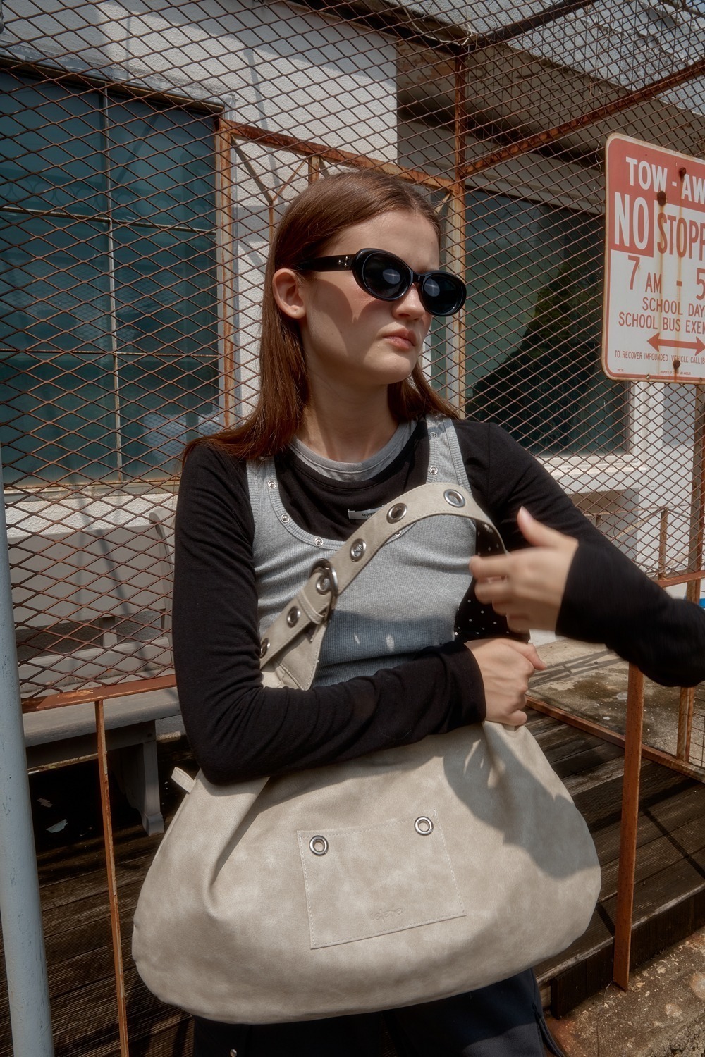 BUCKLE REVERSIBLE SHOULDER BAG_LIGHT GREY