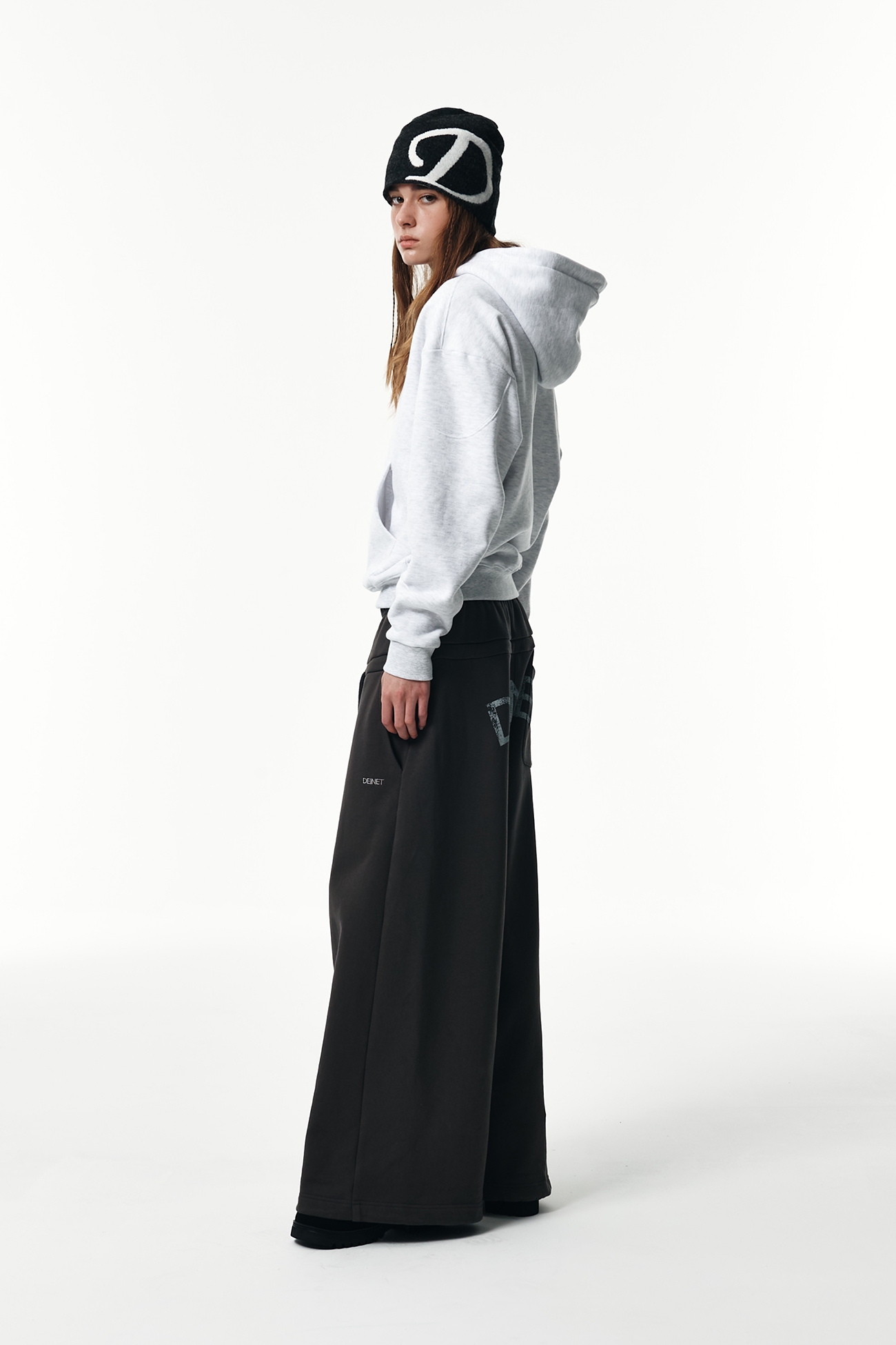 パンツ +DEINET+ DEINET BACK LOGO SWEAT PANTS IN CHARCOAL KDTDL4WB21 DEINET BACK LOGO SWEAT PANTS IN CHARCOAL - DEINET