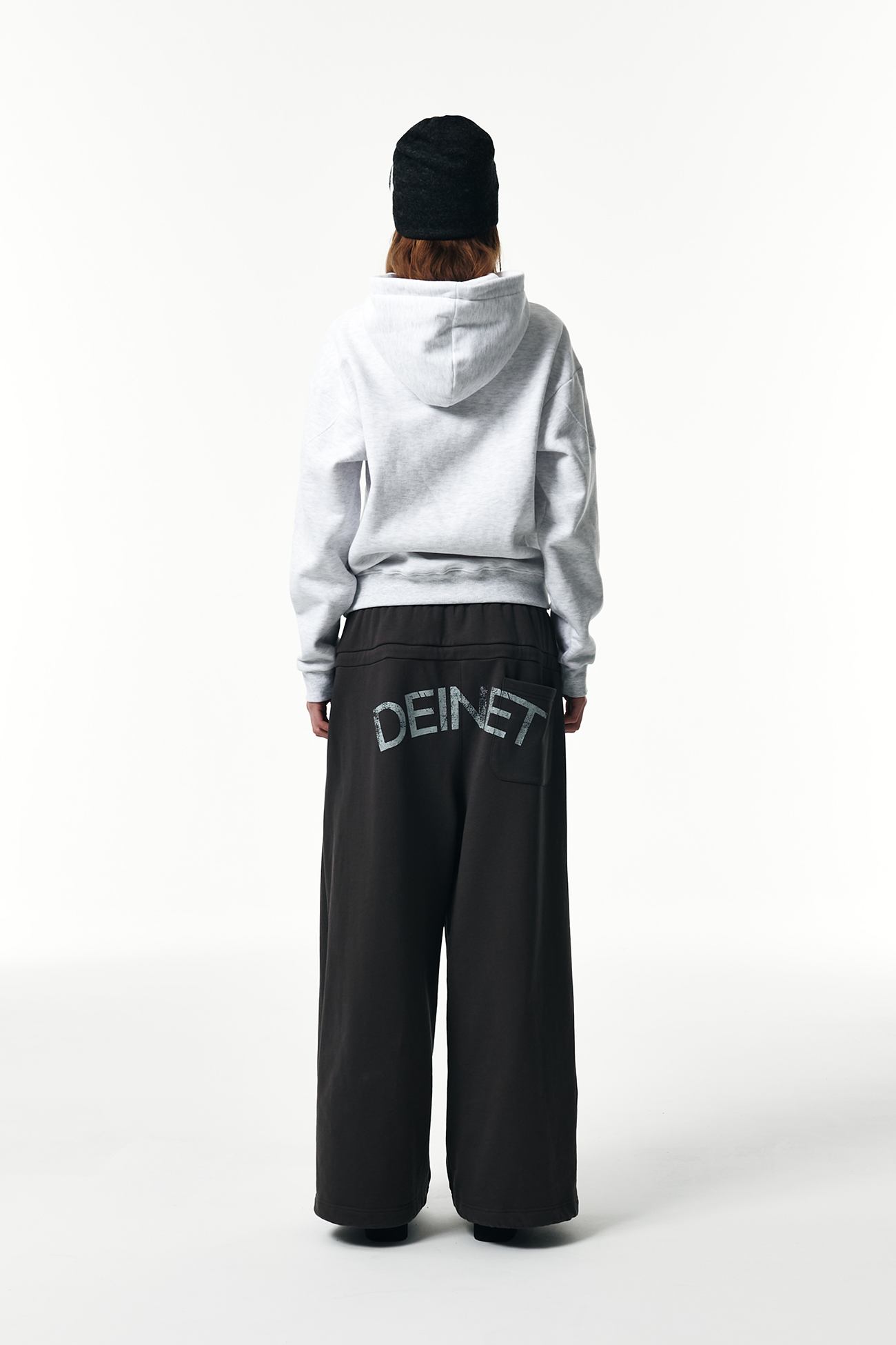 パンツ +DEINET+ DEINET BACK LOGO SWEAT PANTS IN CHARCOAL KDTDL4WB21 DEINET BACK LOGO SWEAT PANTS IN CHARCOAL - DEINET