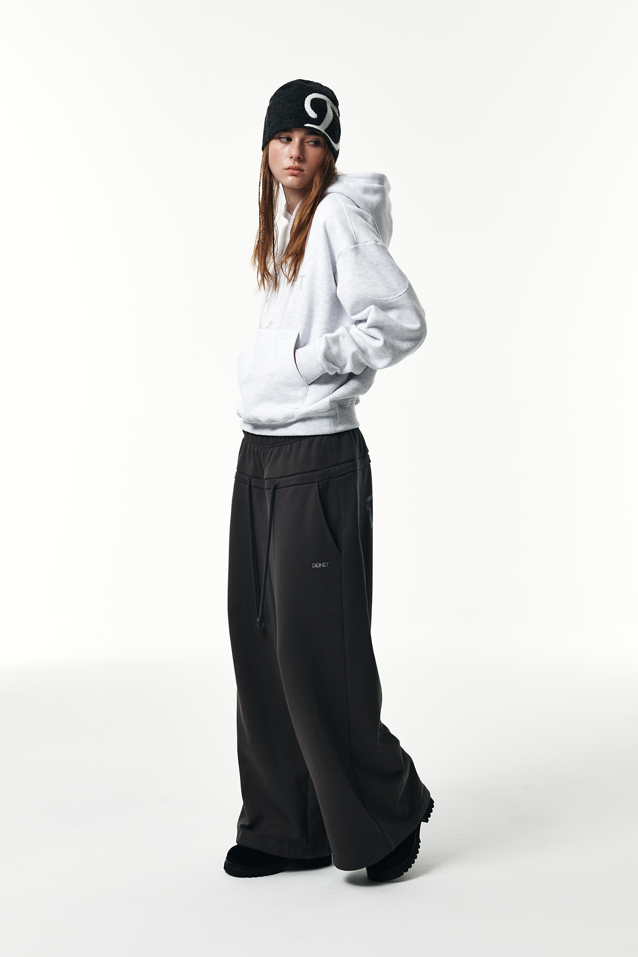 パンツ +DEINET+ DEINET BACK LOGO SWEAT PANTS IN CHARCOAL KDTDL4WB21 DEINET BACK LOGO SWEAT PANTS IN CHARCOAL - DEINET