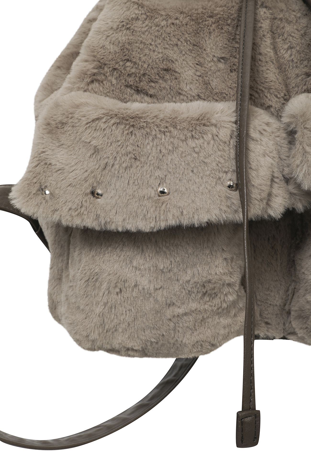 【DEINET】24FW POM POM FUR BACKPACK (MOCHA) POM POM FUR BACKPACK IN MOCHA - DEINET